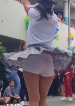 Bastonera colegiala coquetea rico con un desconocido... 8