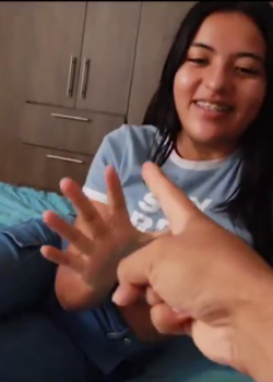 Piedra papel o tijeras hasta que la deje sin ropa 5