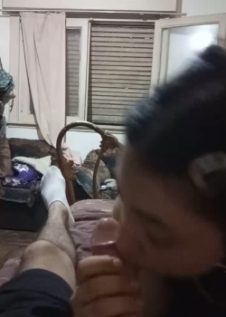 El muy pervertido hace que la primita se la chupe + video 3