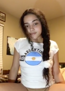 Chiquita tetona se deja ver hasta el sapito + video 18