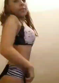 Jovencita se deja ver toda encuerada + video 18