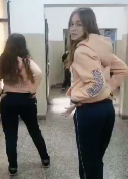 Su amiga la dejo cachonda se quita las ganas + video 17