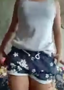 Muestra su cuerpito en vivo + video 15