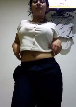 Perrita obediente muestra las tetas a sus amigos cuando se lo piden 16
