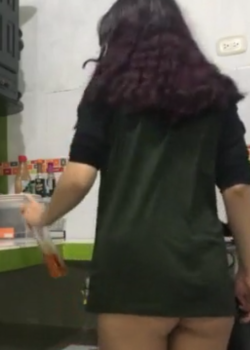 Ella sale a matar cucarachas todas las noches + VIDEITOS 16