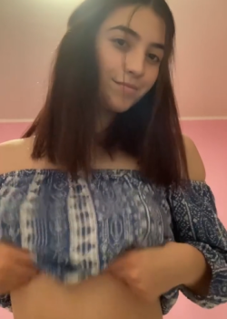 La morra manda video jugando con las chichis. 1