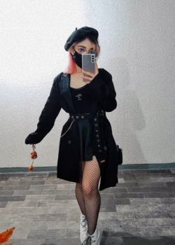 Traviesa blanquita muy pervertida le gusta calentar huevos con su movil. 2