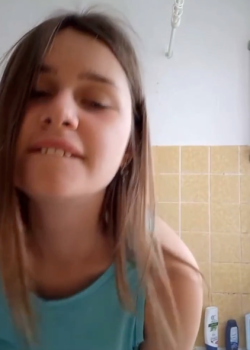 Jovencita arrecha anda con las hormonas muy alborotadas 18