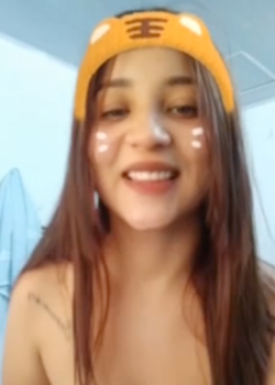 Una gatita juguetona MUY CALIENTE + video 1