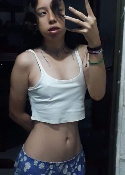 Pendejita rica comparte videos masturbándose duro. 5