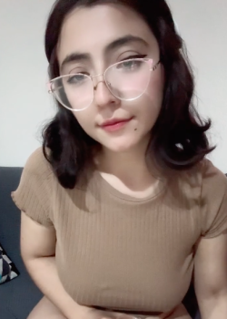 Jovencita nerd en acción 10
