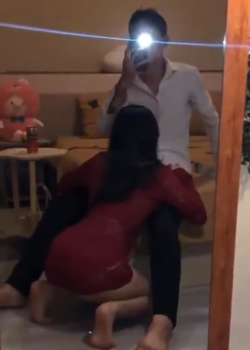 Primos follando en la fiesta mientras todos se divierten. 14