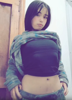 Jovencita traviesa le dio por tocarse y compartirlo 12