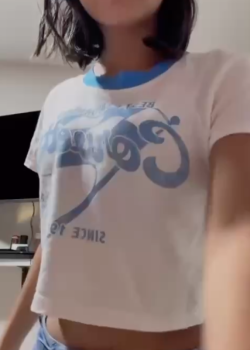 Hermosura de peladita tocándose se saca la ropita 8
