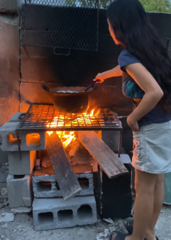 A la muy bandida por poco y se le queman los frijoles 2