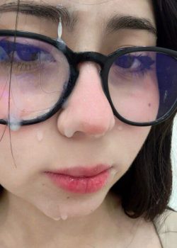 A esta putita le fascina que le llenen la cara de leche luego de follar. 19